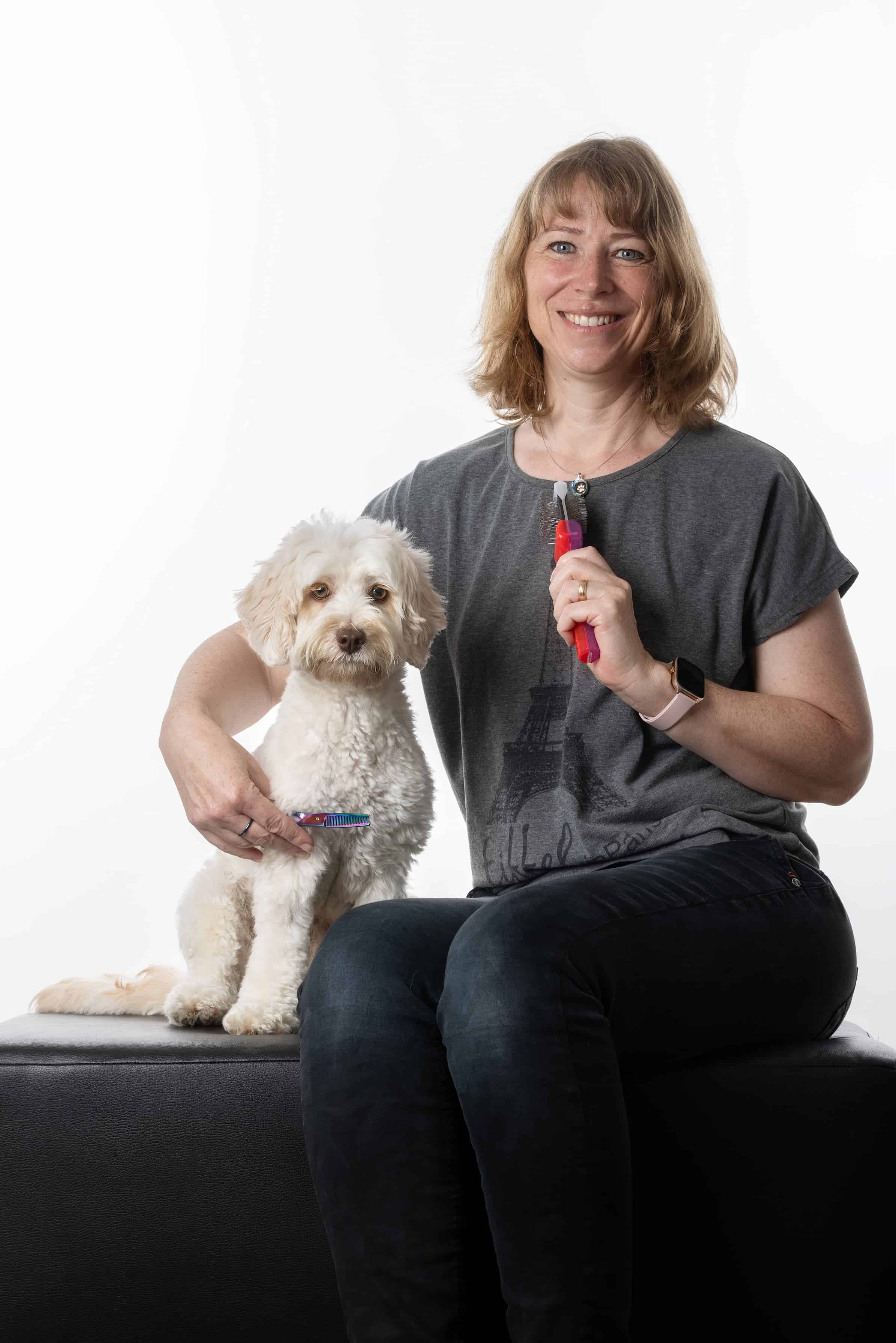 Sabine Schweingruber zeigt Fellpflege bei Doodle – Filz erkennen und hundefreundlich ausbürsten.