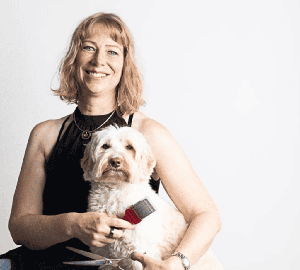 Sabine Schweingruber zeigt Fellpflege bei Doodle – Filz erkennen und hundefreundlich ausbürsten.